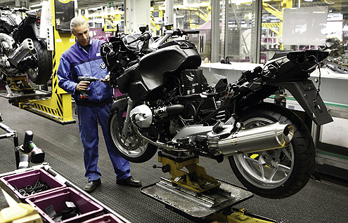 KRAĆE RADNO VREME, VEĆI UČINAK: BMW fabrika motocikla u Berlinu / fotografije: reuters