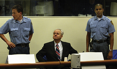 U CENTRU PAŽNJE VAŠINGTONA: Slobodan Milošević pred Haškim tribunalom / foto: reuters