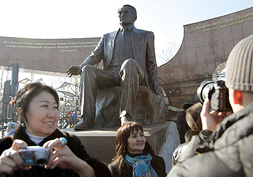 PROSLAVA DVADESETE GODIŠNJICE NEZAVISNOSTI: Otkrivanje skulpture predsednika Nazarbajeva u Alma Ati / fotografije: reuters