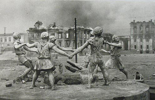 23. AVGUST 1942: Fontana "Detskij horovod" u Staljingradu pod bombama / foto: emanuil nojevič jevzerihin