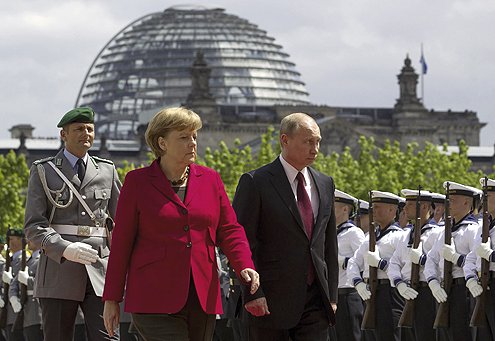 UPUĆENI JEDNI NA DRUGE: Angela Merkel i Vladimir Putin u Berlinu / fotografije: reuters