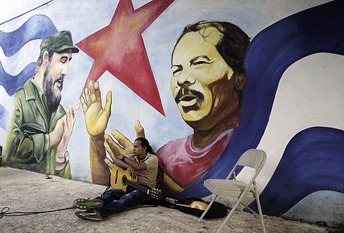 ŽIVELA REVOLUCIJA: Fidel Kastro i Danijel Ortega na muralu u Managui, Nikaragva / fotografije: reuters