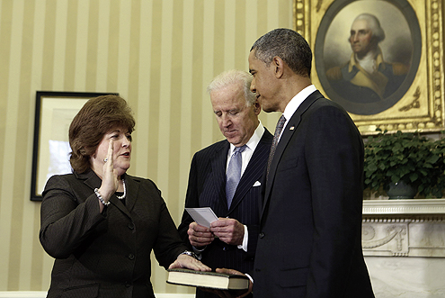 POLAGANJE ZAKLETVE: Džulija Pirson, Džozef Bajden i Barak Obama / foto: reuters