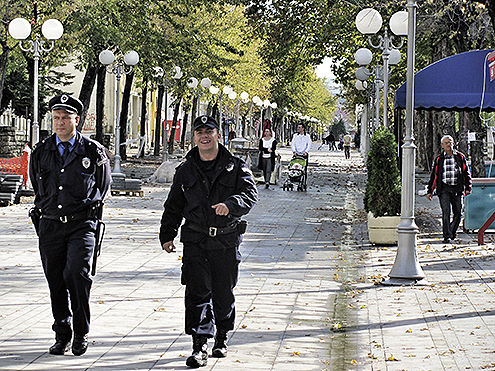 POLICIJA, GRAĐANI I DECA: Organi reda na korzou... / foto: d. todorović