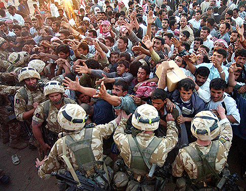 2003, britanski vojnici i Iračani; foto: ap