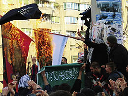 pristalice vehabizma pale dansku i izraelsku zastavu, novi pazar 2006. foto: samir delić