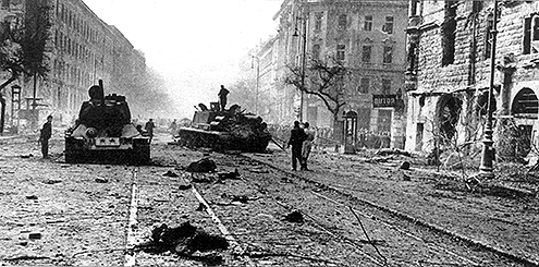 BUDIMPEŠTA 1956: Spaljeni tenkovi i leševi po ulicama