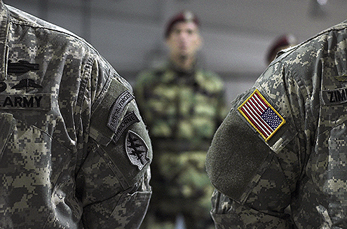 ČEKANJE NA ODLUKU: Američki vojnici i pripadnik Vojske Srbije (u pozadini) / foto: igor salinger