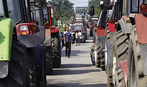 TRAKTORIMA PROTIV VLADE: Blokade puteva u Vojvodini / foto: reuters