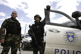 ...albanski policajci;...<br><br>foto: reuters