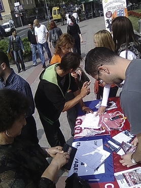 PROTIVNICI: Potpisivanje peticije protiv Parade ponosa u Jagodini...<br><br>foto: beta