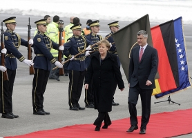 INSPEKCIJA: Angela Merkel i Hašim Tači na aerodromu u Prištini