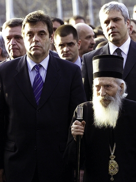 DEMOKRATIJA I NEISPUNJENE NADE: Kosovo je kao »spoljnopolitički« problem obeležilo proteklu deceniju; slika sa protestnog marša zbog pogroma 17. marta 2004. / foto: reuters