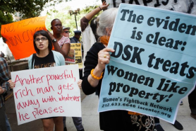 klikni za uvećanje Demonstranti uzvikuju slogane i drže transparente u znak protesta protiv odluke njujorškog suda da odbaci sve optužbe protiv bivšeg šefa Međunarodnog monetarnog fonda Dominika Stros-Kana. Foto: Tanjug