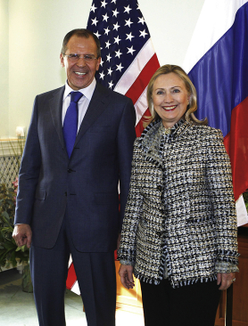 klikni za uvećanje RAZMIMOILAŽENJE: Šefica diplomatije SAD Hilari Klinton sa ruskim kolegom Sergejem Lavrovim<br><br>foto: reuters