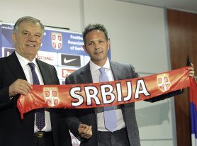 klikni za uvećanje NA ČELU REPREZENTACIJE SRBIJE: Siniša Mihajlović sa Tomislavom Karadžićem<br><br>foto: tanjug