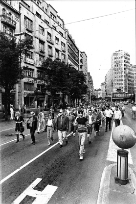 klikni za uvećanje ANTIRATNA POLITIKA I BORBA ZA LJUDSKA PRAVA: Vesna Pešić i Nebojša Popov – protest 1991;...<br><br>foto: goranka matić