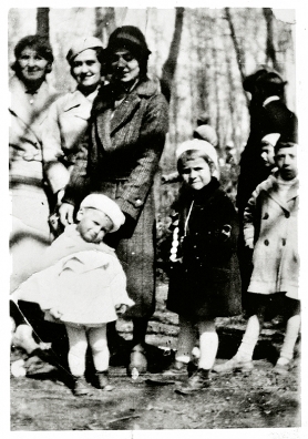 IZ PORODIČNOG ALBUMA JOVANA ĆIRILOVA: Kikinda 1932, sa majkom i Mirom Marković udatom Bakovljev;...