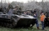 A ŠTA SAD: Proruski civili blokiraju borbeno vozilo ukrajinske vojske kod Krematorska<br><br>foto: ap photo