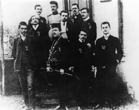 U sredini deda Vladete Jankovića, dva reda iznad njega Bogdan Žerajić, levo od dede Vladimir Gaćinović