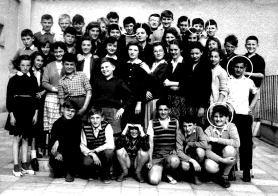 klikni za uvećanje OŠ »Radoje Domanović«, VI razred: Zaokruženi sleva nadesno budući bubnjar Silueta Jovan Mišević, reditelj Branko Baletić, orguljaš Silueta Ljuba Đorđević i Z. Simjanović