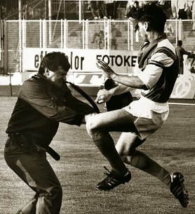 klikni za uvećanje NAJPOZNATIJI UDARAC SA STADIONA: Zvonimir Boban udara milicionera Refika Ahmetovića