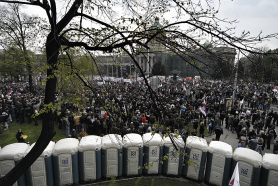 klikni za uvećanje MITING I PONUDA KOJA SE NE MOŽE ODBITI: Pristaše SNS-a...<br><br>foto: ivan šepić